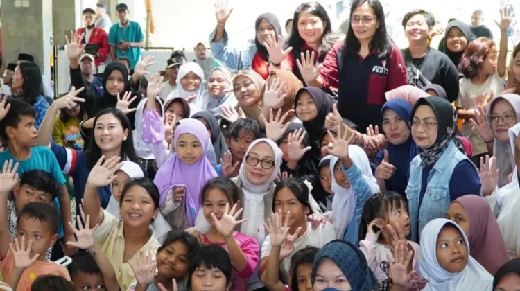 Minister Distributes Aid for Women and Children Before Eid