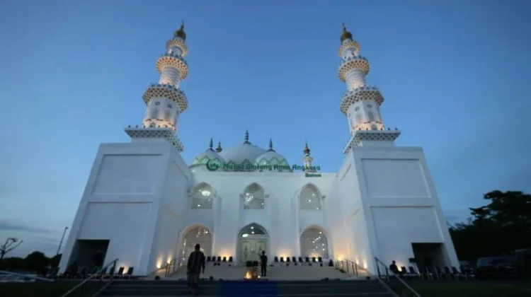 Minister Sjafrie Inaugurates Bintang Amin Angkasa Mosque in Batam