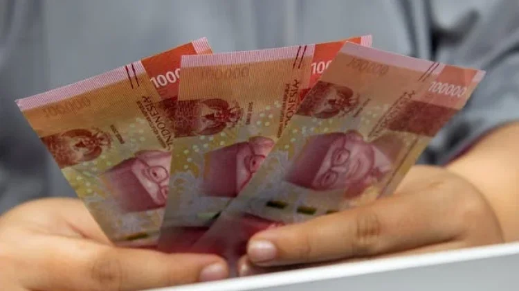 Rupiah Weakens as Gold and Oil Rise