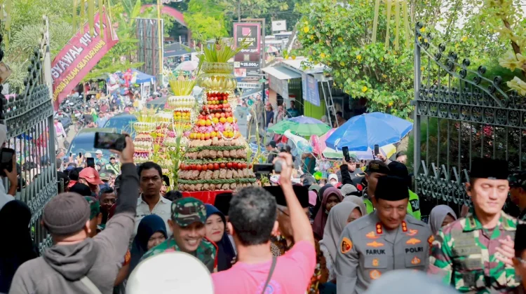 Klaten’s Grebeg Syawal Tradition Strengthens Bonds Among Thousands of Locals