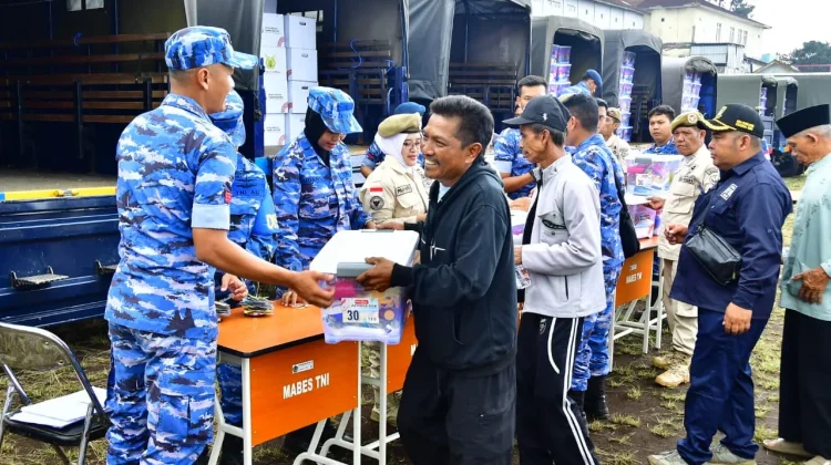 TNI AU Holds Social Services for Post-Disaster Relief in Cisarua