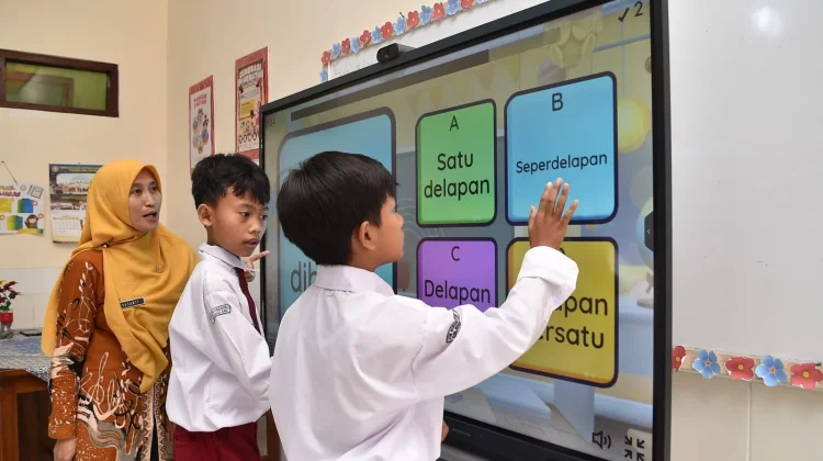 Indonesia Expands Use of Interactive Learning Technology in Schools
