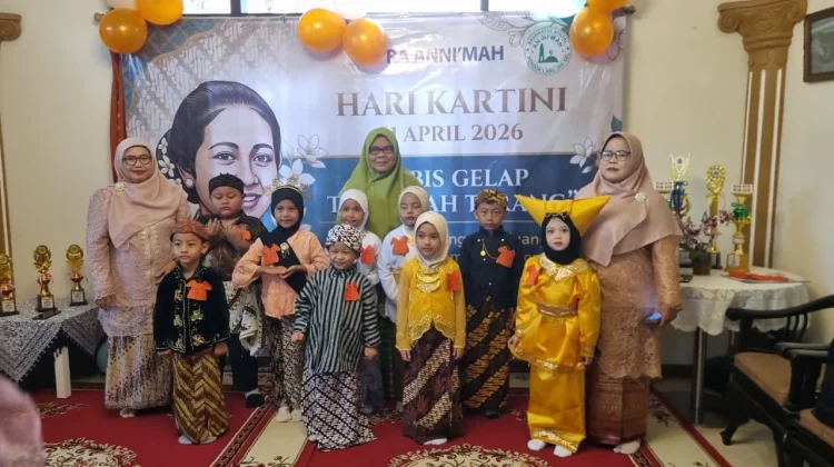 Traditional Costume Parade, A Fun Way to Introduce Kartini to Young Generation