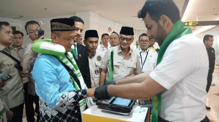 Minister Reviews Makkah Route at Juanda Airport, Emphasizes Service Convenience