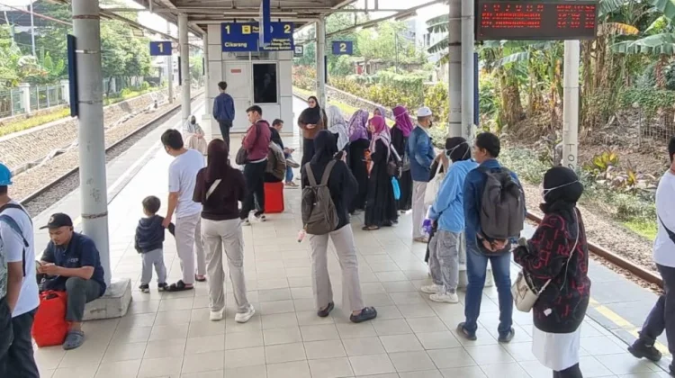 Despite Speed Limits, Passenger Numbers Rise on Cikarang Commuter Line