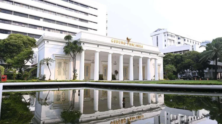 Indonesia Expresses Concern Over Oil Refinery Attack in UAE, Urges Restraint
