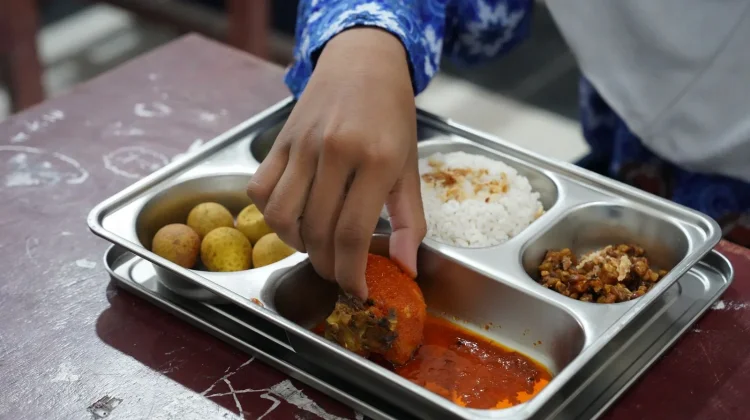 Indonesia Allows Islamic Boarding Schools to Run Free Meal Kitchens