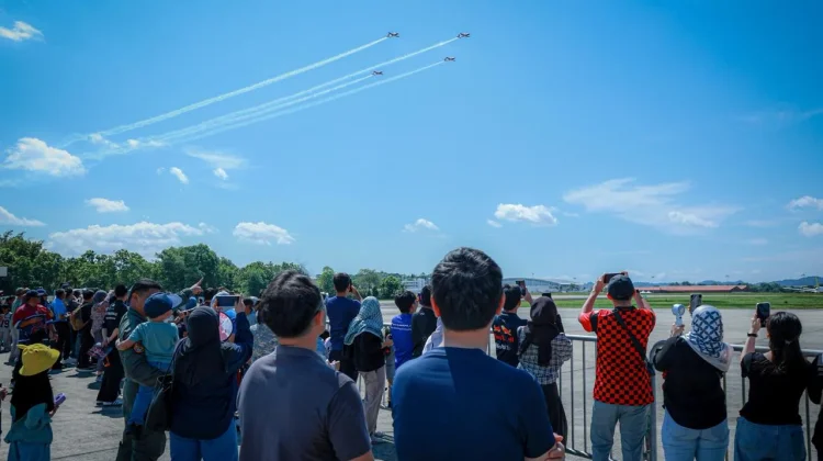 Jupiter Aerobatic Team TNI AU Captivates Thousands of Visitors in Brunei