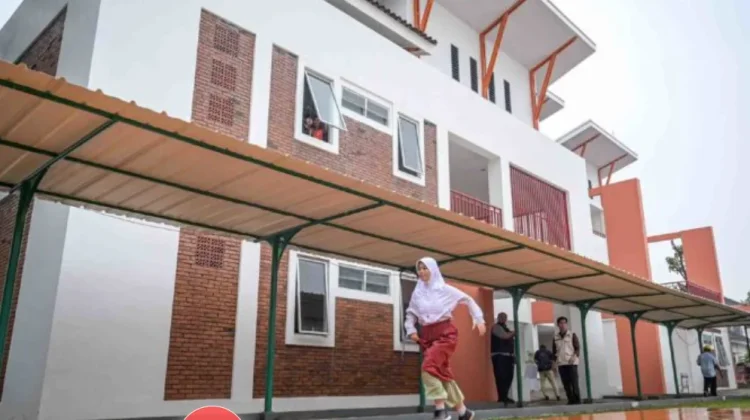 Indonesia Speeds up People's School Project in Border Region