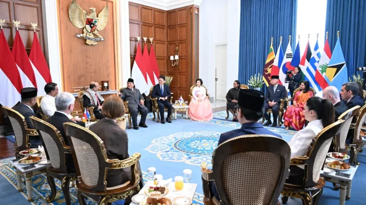 Prabowo Explains Indonesia's Free and Active Policy to New Ambassadors
