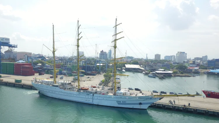 Indonesian Navy Vessel KRI Bima Suci Visits Japan's Nagasaki in 2026 Training Tour