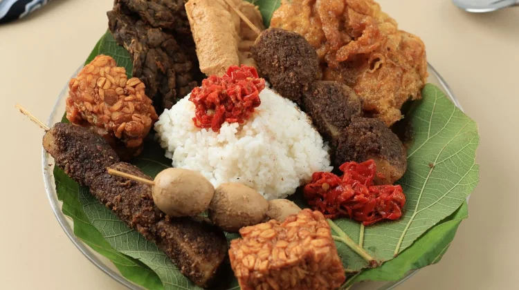 Meet Nasi Jamblang, Indonesia's Famous Teak Leaf-Wrapped Rice Dish