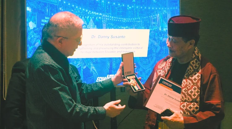 Indonesian Receives Award from Ecuador Embassy for Cultural Diplomacy