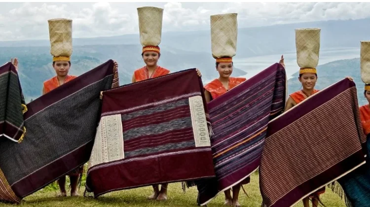 Various Motifs of Ulos Cloth, a Batak Cultural Heritage Rich in Philosophy