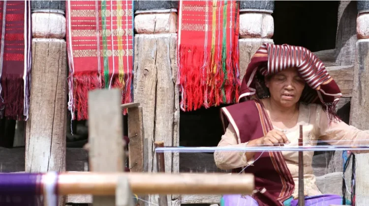 The Function of Ulos Cloth in Batak Culture, from Traditional Symbol to Creative Pro