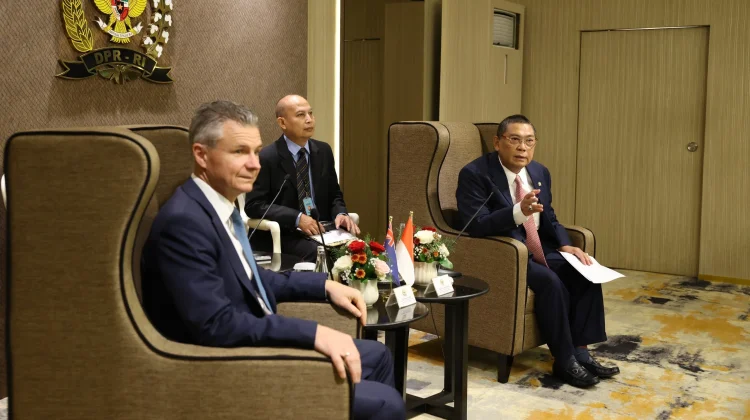 House of Representatives Discusses Cooperation with Australian Official