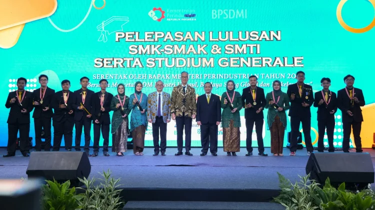Ministry Grads Thousands of SMK Students with Siemens & TOEFL Certs