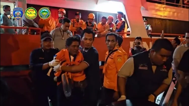 SAR Team Rescue Over 200 Passengers from a Burning Motor Vessel in East Java