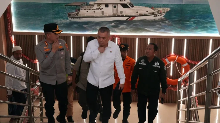 Transport Minister Inspects Victims' Evacuation of Burning Vessel in East Java