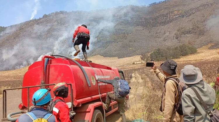 Govt Moves to Extinguish Land Fire in Bromo Tengger Semeru National Park