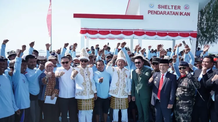 Minister Trenggono Joins Independence Day Ceremony with Coastal Communities