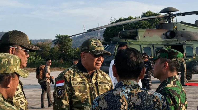 Minister Sjafrie Delivers Aid to Communities Affected by the NTT Earthquake