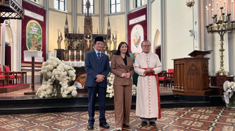 Minister and Cardinal Introduce Tolerance Tunnel to German Minister