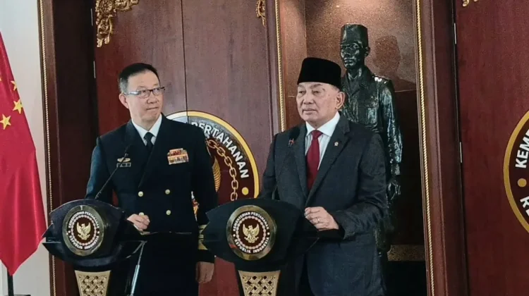 Minister Sjafrie Welcomes Admiral Dong Jun with a Military Guard of Honor Ceremony