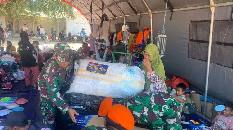 TNI AU Distributes Relief Supplies to Earthquake-Affected Residents in NTT