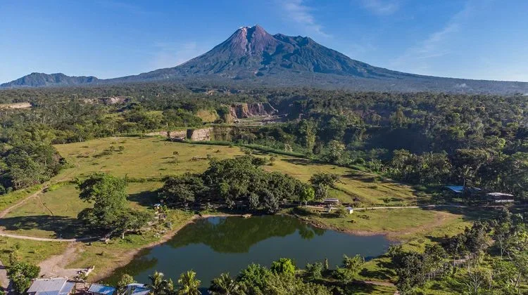Bendungan Kendalsari Offers Serene Sunrise Views of Mount Merapi