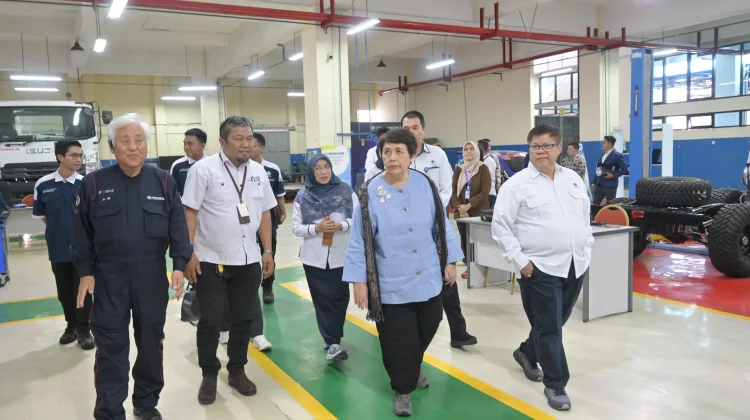 Indonesian Ambassador Inspects HR Training for Japanese Industry