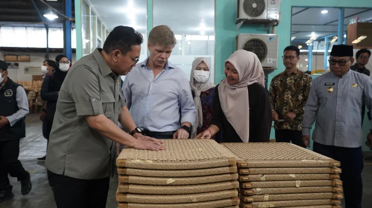 Government Appreciates SVLK-Certified Furniture Producer in Banyuwangi