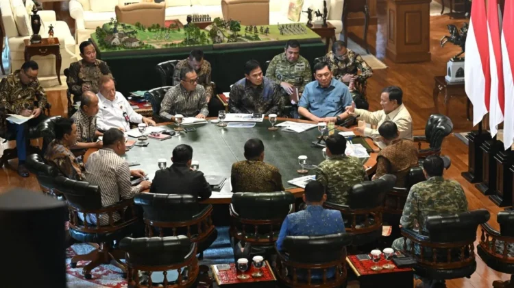 Prabowo Reviews TNI Recruitment and Disaster Response