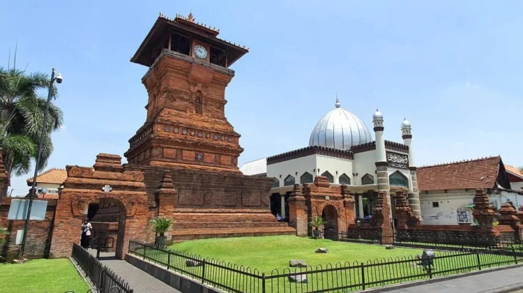 Kudus Tower Mosque Blends Hindu, Buddhist and Islamic Design