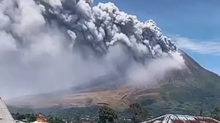 Mount Sinabung in North Sumatra Erupts, Alert Level Raised to Level III