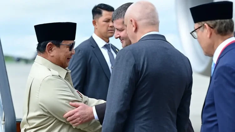 Prabowo Arrives in Vladivostok Ahead of Economic Forum, Welcomed by Students