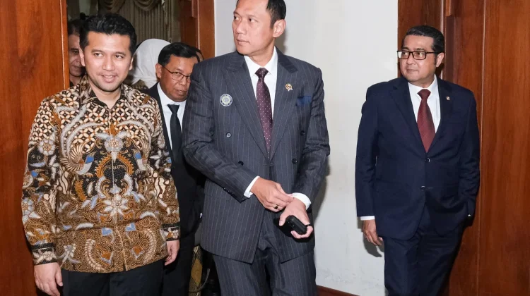 Ministry Attends UNAIR Open Doctoral Defense, Discusses Digital Democracy Gen Z