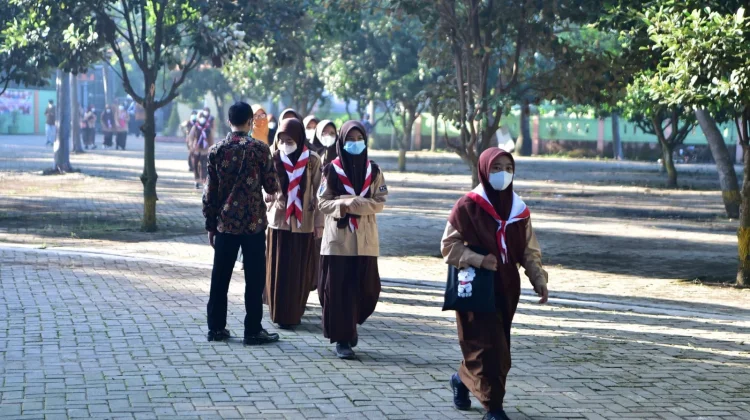 Indonesia Adjusts School Learning amid Anak Krakatau Eruption