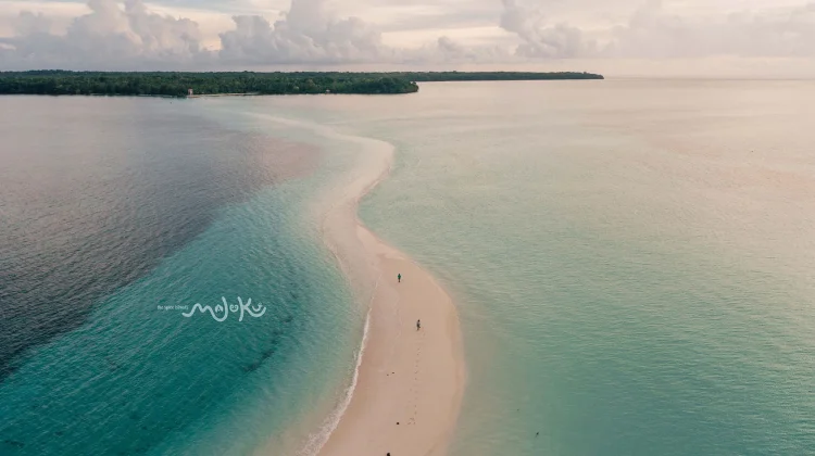 Ngurtafur Beach: Explore Southeast Maluku's Endless Sandbar