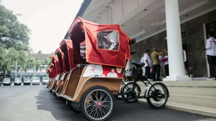 Indonesian President Distributes Electric Pedicabs to Elderly Drivers