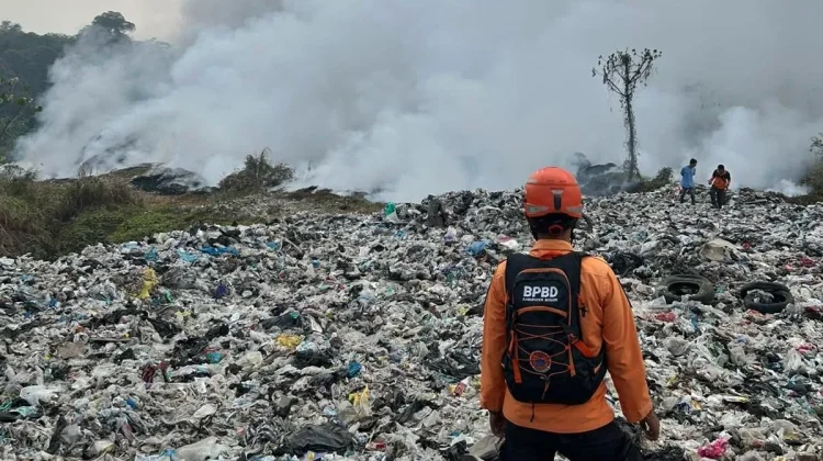 Joint Team Works to Extinguish Galuga Landfill Fire