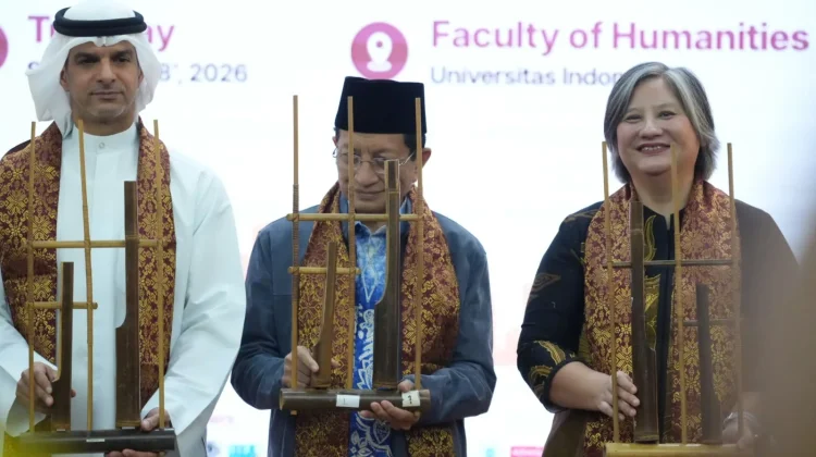 Minister Calls on University to Strengthen Communication with the Middle East