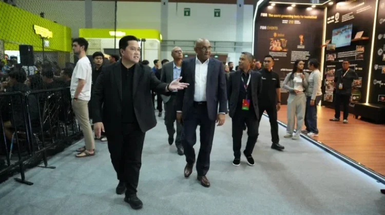 Erick Thohir Takes AFC Secretary-General on ISS 2026 Booth Tour