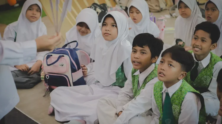 Through Storytelling, Ministry Introduces Harmony to Students of MI Al-Ittihad