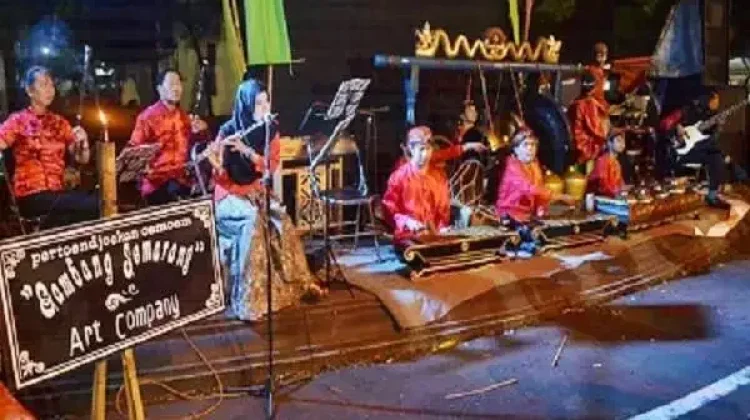 Gambang Semarang Welcomes Visitors at Railway Stations