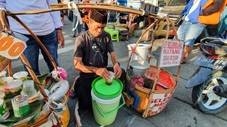 Es Selendang Mayang: A Legendary Betawi Treat Enduring Amidst the Rendy Drinks