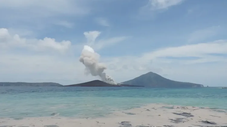 Gov: Anak Krakatau Continues to Rebuild After Its Collapse and Growth Still Ongoing