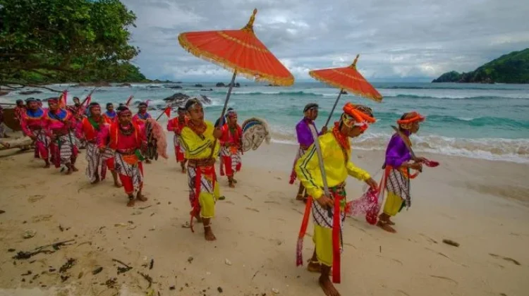 Gunungkidul Preserves Ngalangi Tradition as Gratitude for the Sea