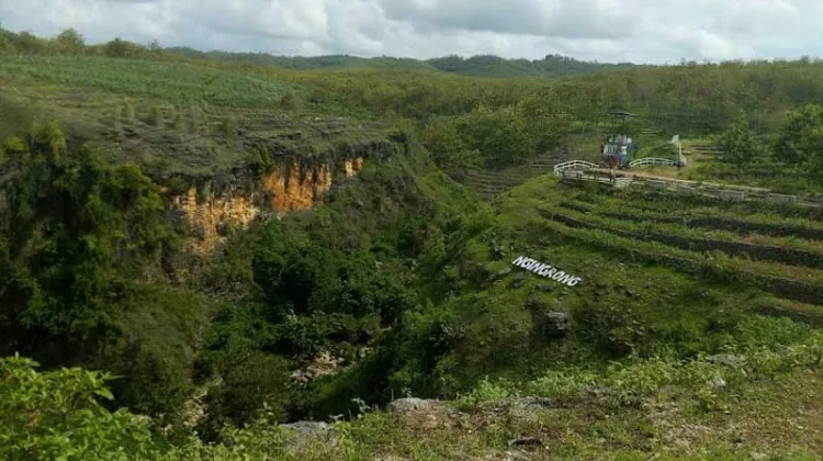 Ngingrong Cave Offers Adventure and Natural Beauty