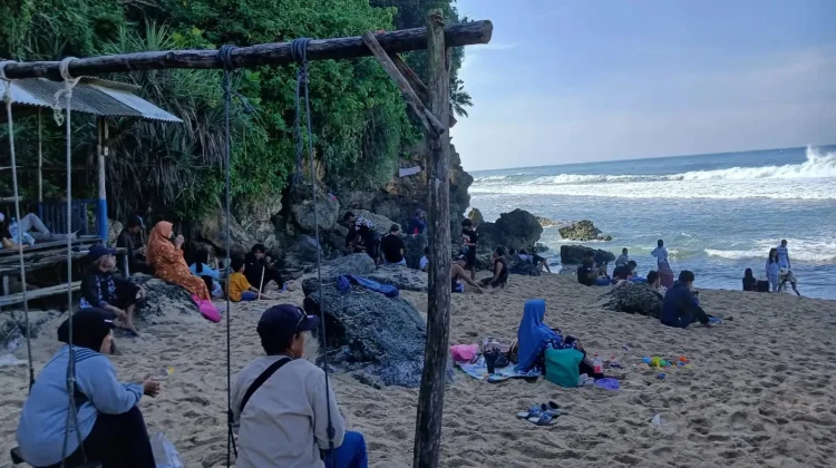 Sepanjang Beach in Yogyakarta's Gunungkidul Regency Offers Long Sandy Coast